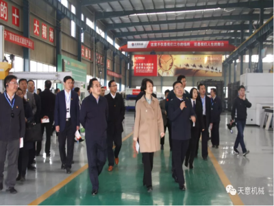 濟(jì)寧市委常委、組織部部長(zhǎng)孔凡萍帶領(lǐng)全市“兩新”組織黨建工作現(xiàn)場(chǎng)觀摩團(tuán)蒞臨天意機(jī)械調(diào)研指導(dǎo)