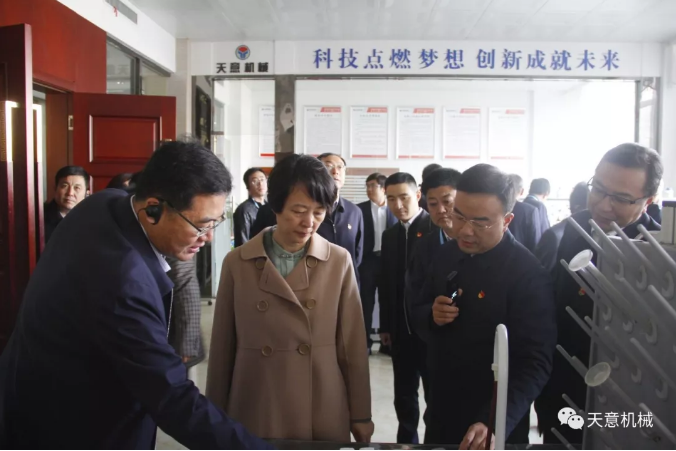 濟(jì)寧市委常委、組織部部長(zhǎng)孔凡萍帶領(lǐng)全市“兩新”組織黨建工作現(xiàn)場(chǎng)觀摩團(tuán)蒞臨天意機(jī)械調(diào)研指導(dǎo)